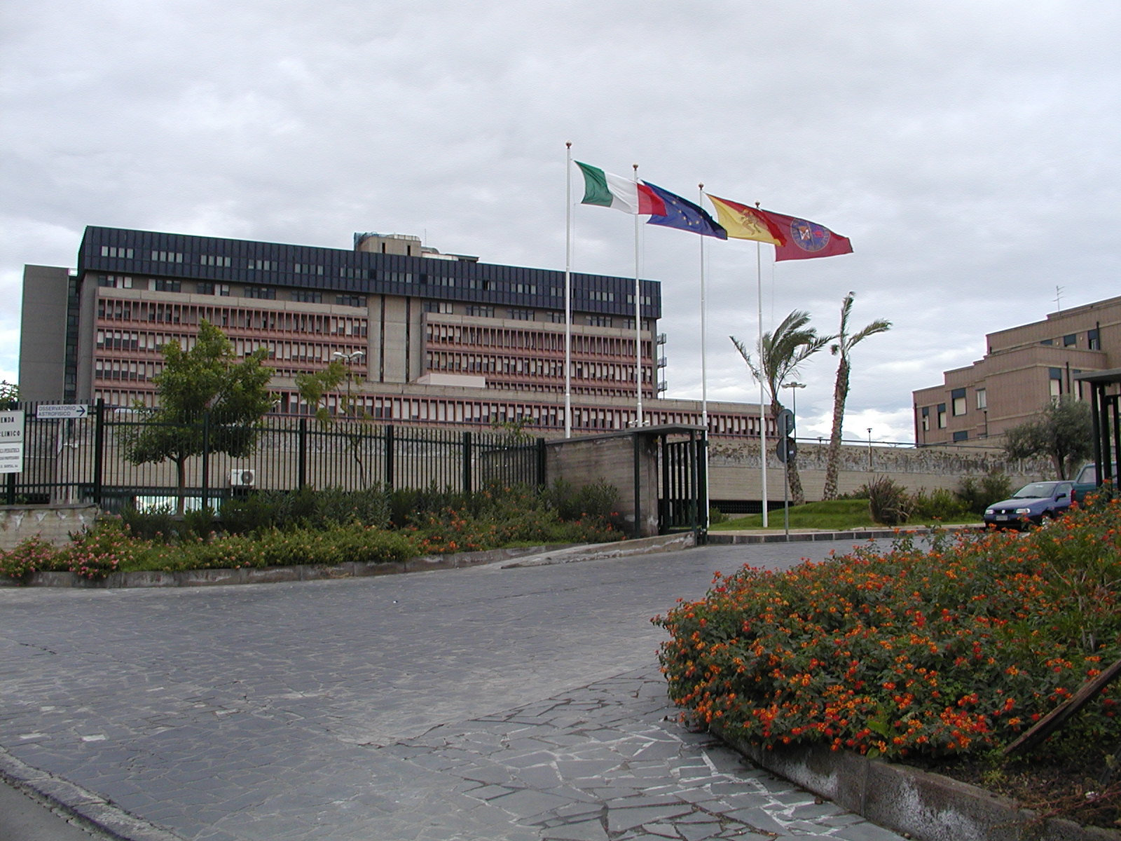 ingresso con bandiere.JPG